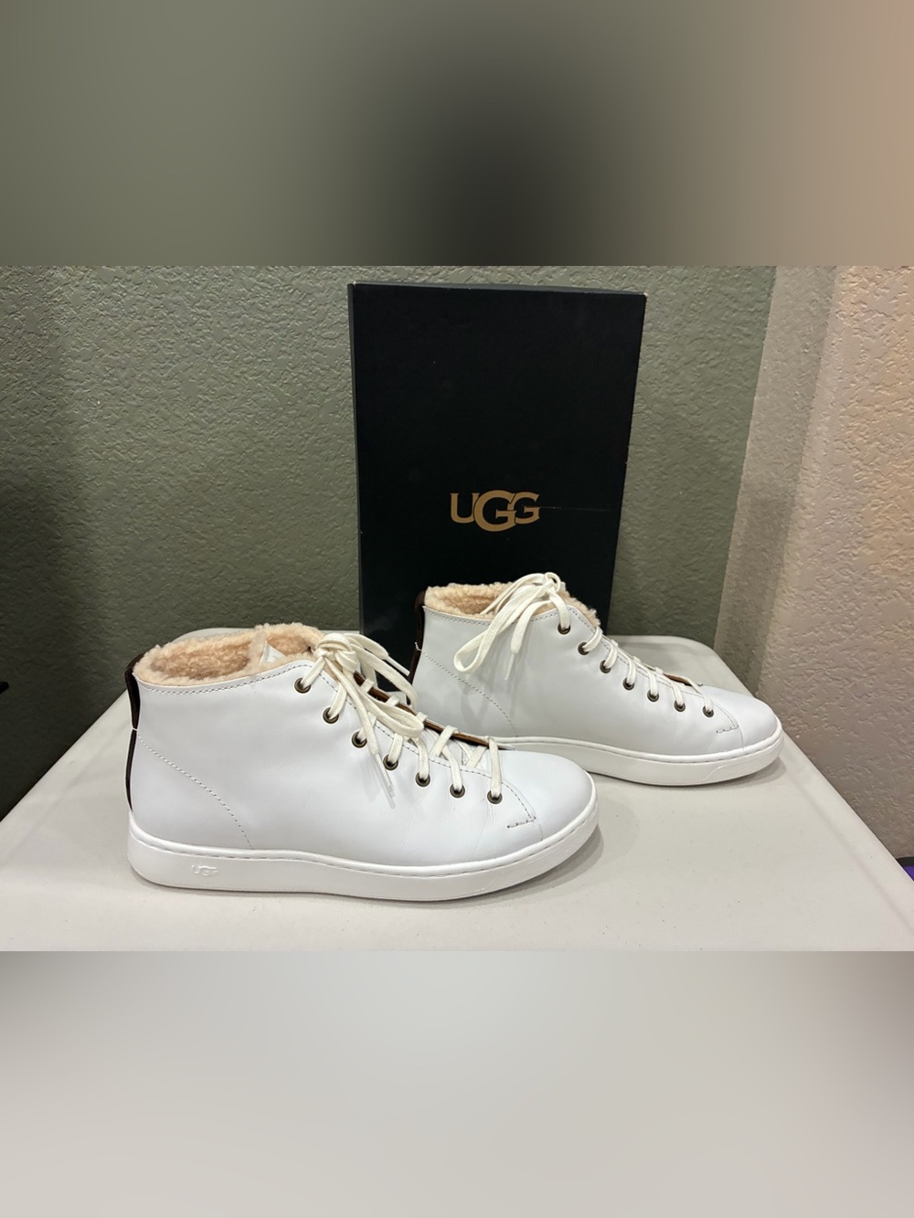 Like New UGG Pismo High Top Cozy Ankle Sneaker White Lace Up Mens Size 9 US